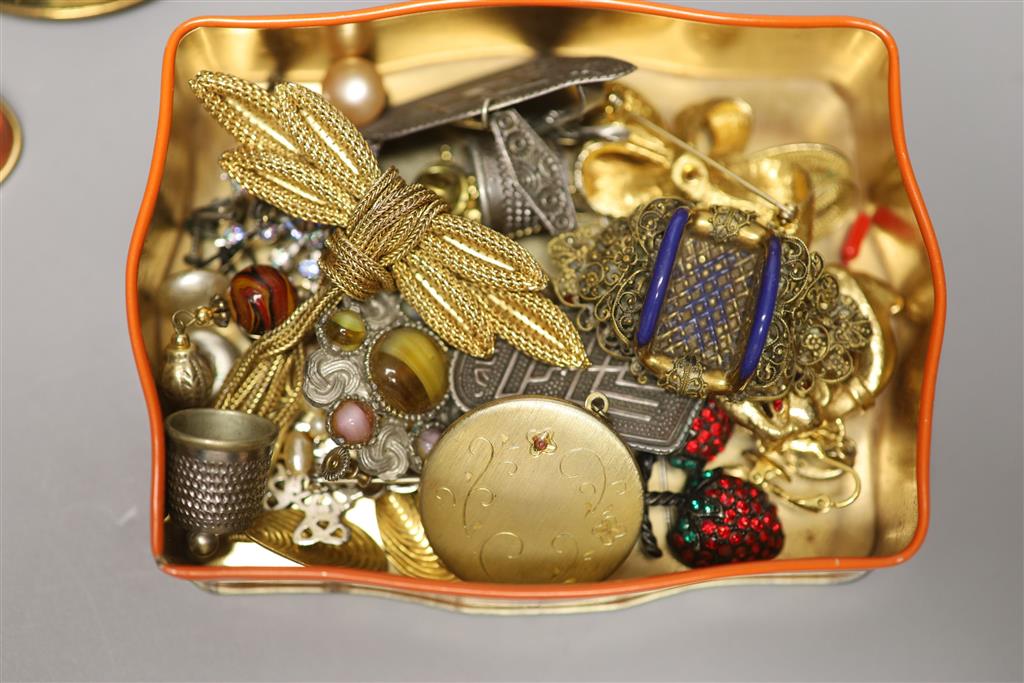 A small group of assorted costume jewellery.